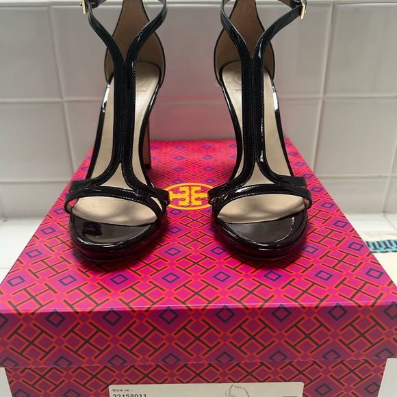Tory Burch Black Women's Shelley sandal/heel - Picture 2 of 9